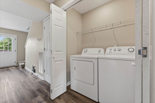 Building Photo - Pet Friendly Two Bedroom!