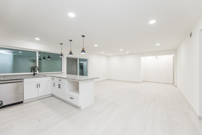 Building Photo - 7115 Falling Waters Dr