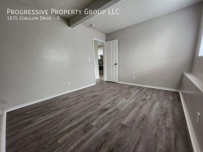 Building Photo - 2-Bedroom Apartment -Great Location!