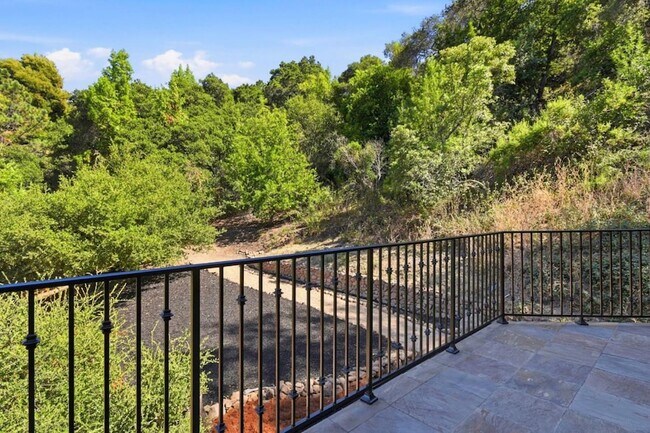 Building Photo - 3911 Pepper Tree Ct