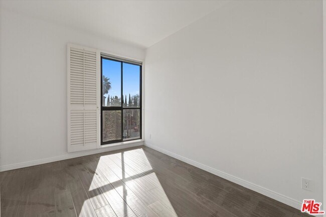 Building Photo - 2175 S Beverly Glen Blvd