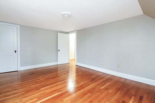 Building Photo - 142 Elmwood Ave