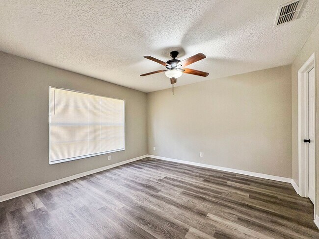 Building Photo - Move-In Ready 3 Bed Home with Garage & Fenced Yard in Tampa, FL