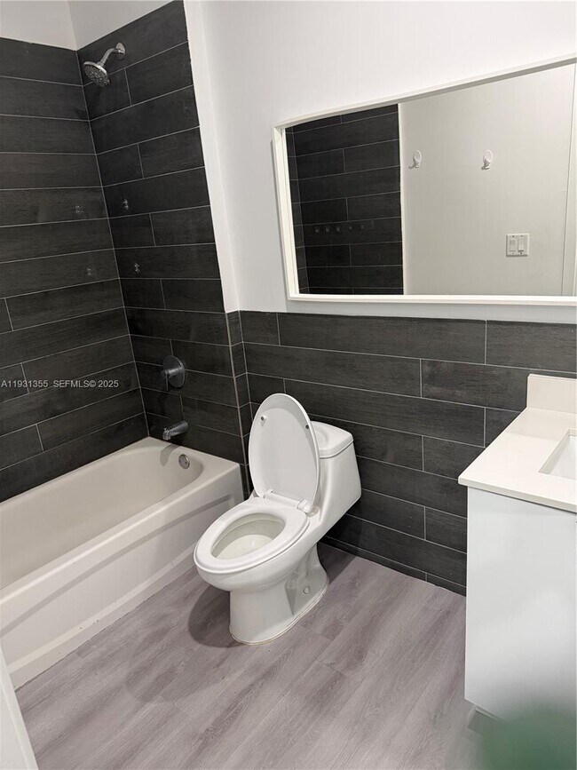 Building Photo - 853 E 24th St