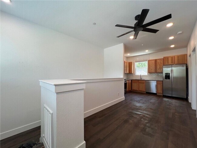 Building Photo - Nice modern 1 bed 1 bath apartment near Campus