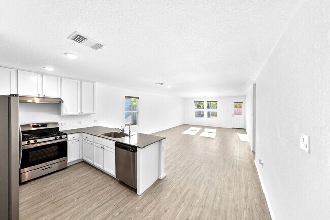 Building Photo - Charming 3-Bedroom Haven with 2 Full Baths