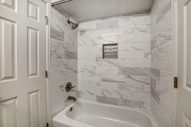 Building Photo - $1,750- 2 Bed 2 Bath Condo in Lakewood wit...