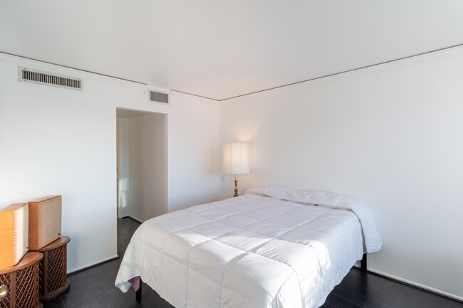 Building Photo - 7135 Hollywood Blvd