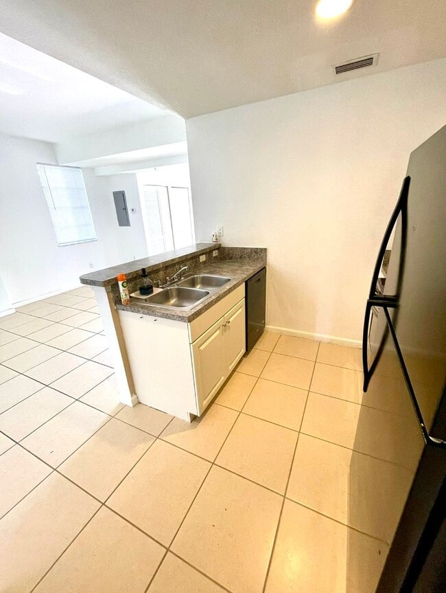 Building Photo - Two bedroom condo in gated Marsh Harbour community