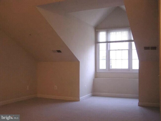 Building Photo - An impeccably maintained and beautifully u...
