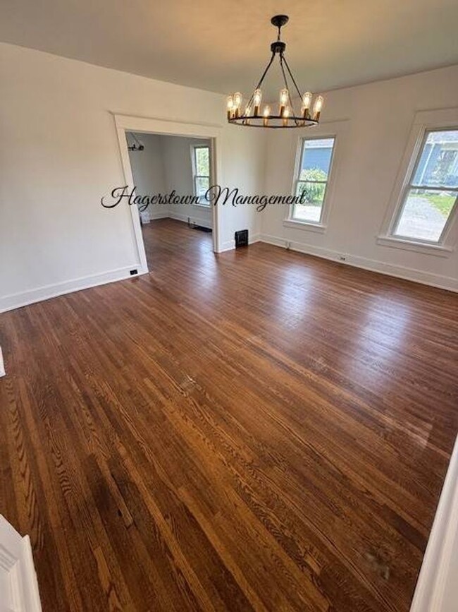 Building Photo - 3 BR W Oak Ridge Dr