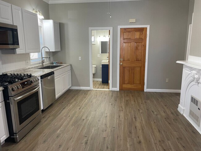 Building Photo - 128 Penn St