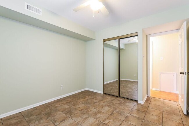 Building Photo - 654 B Woodford Lane