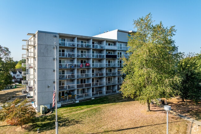 Building Photo - Hilltop House