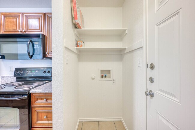 Building Photo - 1511 N Claremont Cir