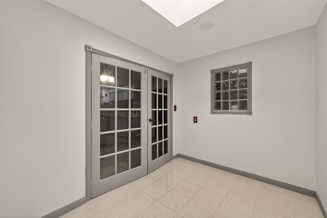 Building Photo - 11331 Oakcenter Dr