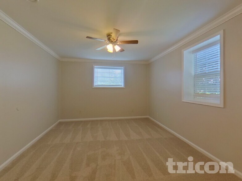 Building Photo - 708 Newport Dr