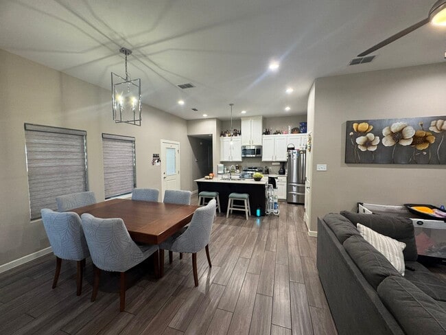 Building Photo - 504 Graneros Ave