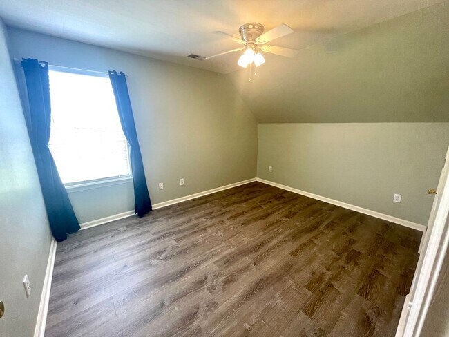 Building Photo - 3 Bedroom, 2 Bath Townhome in Park West of...