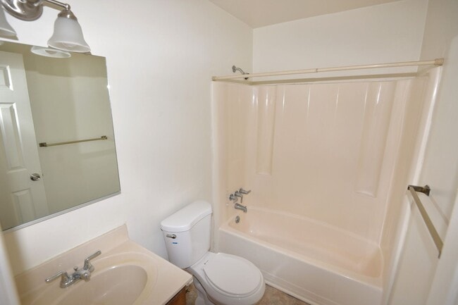 Building Photo - Updated 2 Bedroom Townhome in Salem Lakes