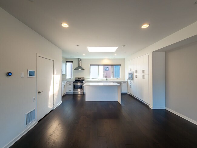 Building Photo - Luxury Townhome Centrally Located in Silver Lake!
