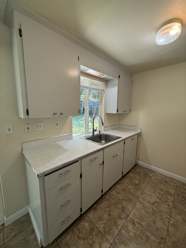 Building Photo - Rambler in Maple Valley Available Now!