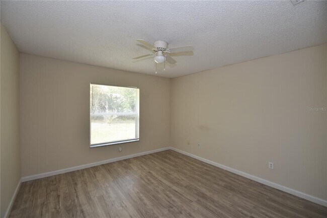 Building Photo - 15 White Deer Ln