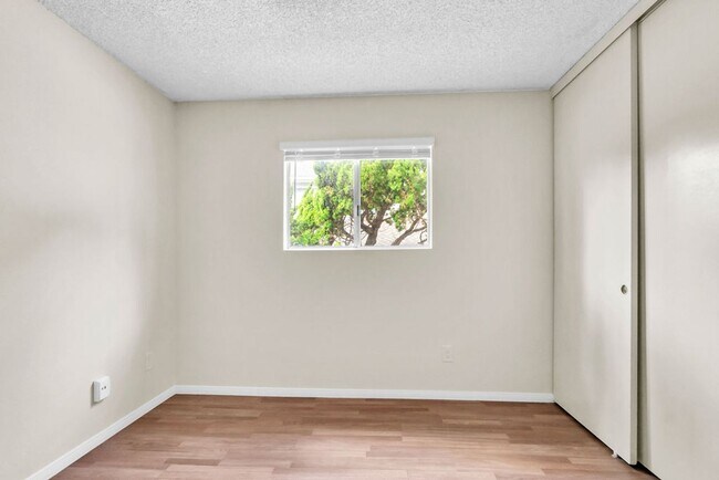 Building Photo - Spacious three bedroom with office in Prim...