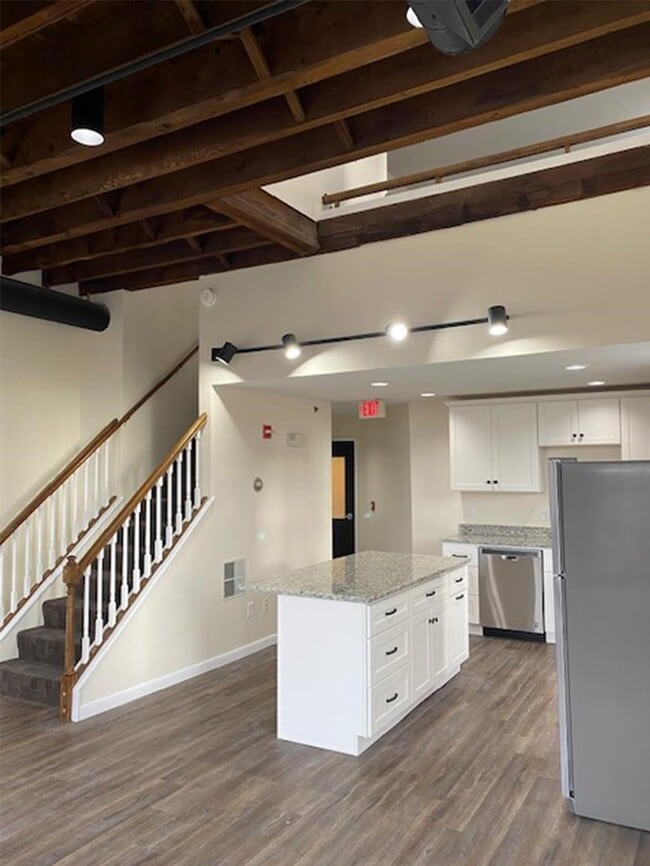 Building Photo - 1181 Elm St