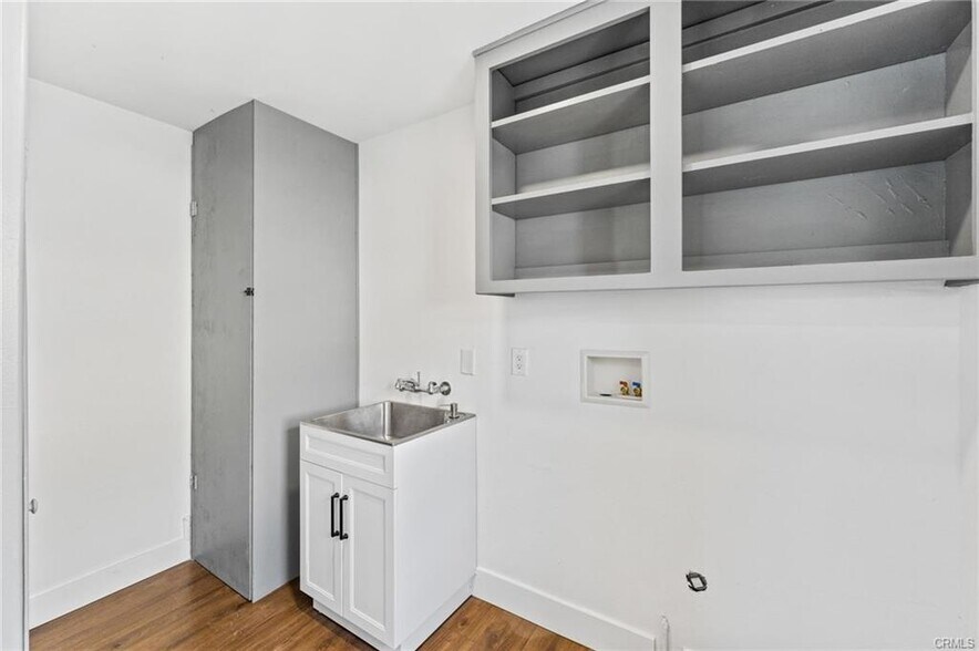 Laundry room with sink - 1017 Avenida de Pio Pico