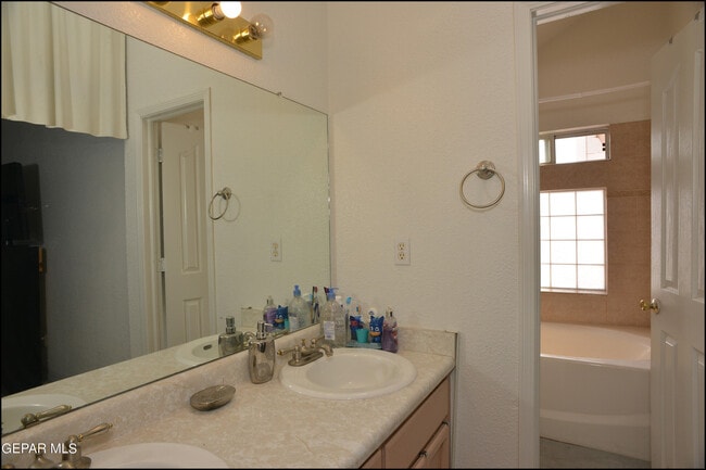Building Photo - 7528 Luz De Lumbre Ave
