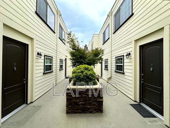 Building Photo - 12217 Moorpark St