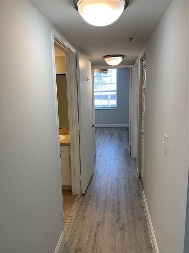 Building Photo - 520 SE 5 Ave