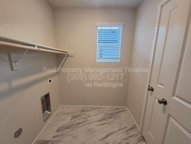 Building Photo - 611 S Zeelar St