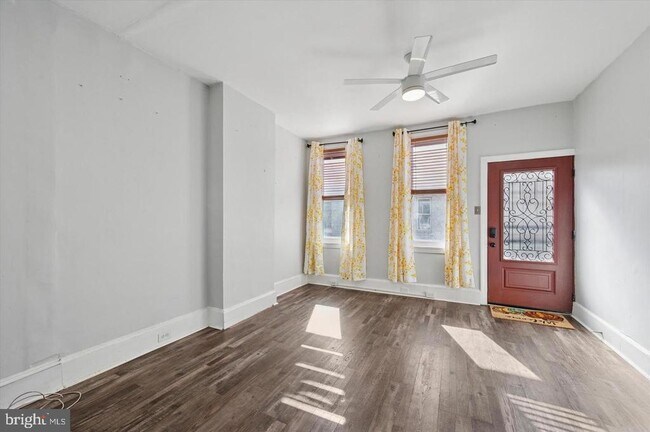 Building Photo - 1039 W Russell St