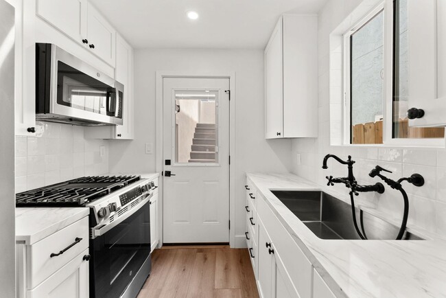 Building Photo - 749-749.5-7495 York Ct