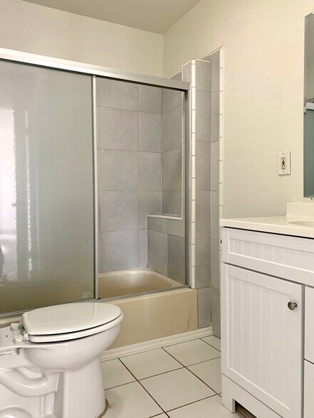 Building Photo - 2134 S Cloverdale Ave