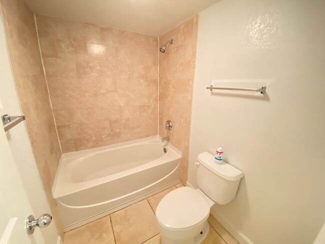 Building Photo - Spacious 3 bedroom, 2 bathroom Condo Locat...
