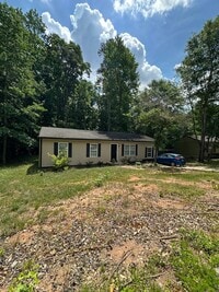 Building Photo - 4 Bedroom, 2 bathroom home near Caterpillar