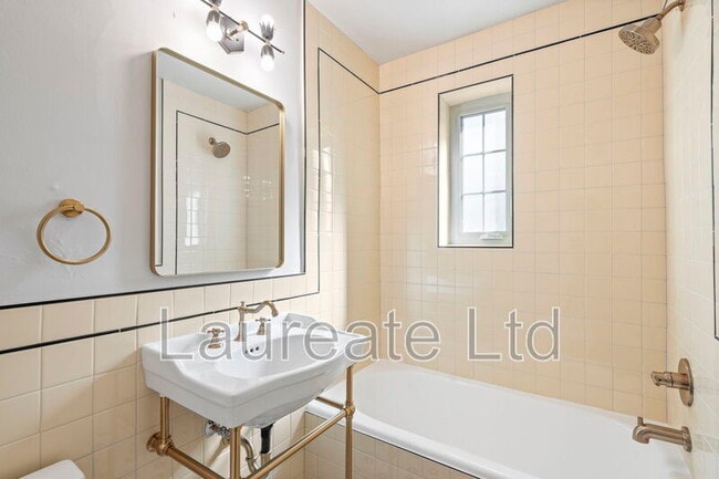 Building Photo - 1050 N Pearl St