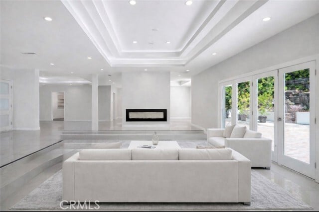 Building Photo - 4450 Hayvenhurst Ave