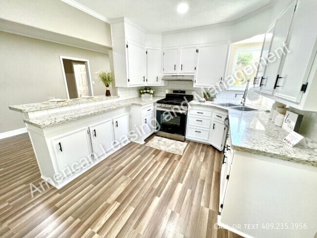 Building Photo - Adorable 2 Bedroom Home in Groves!