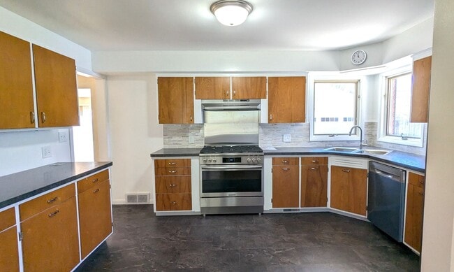 Building Photo - 755 Oakmere Pl