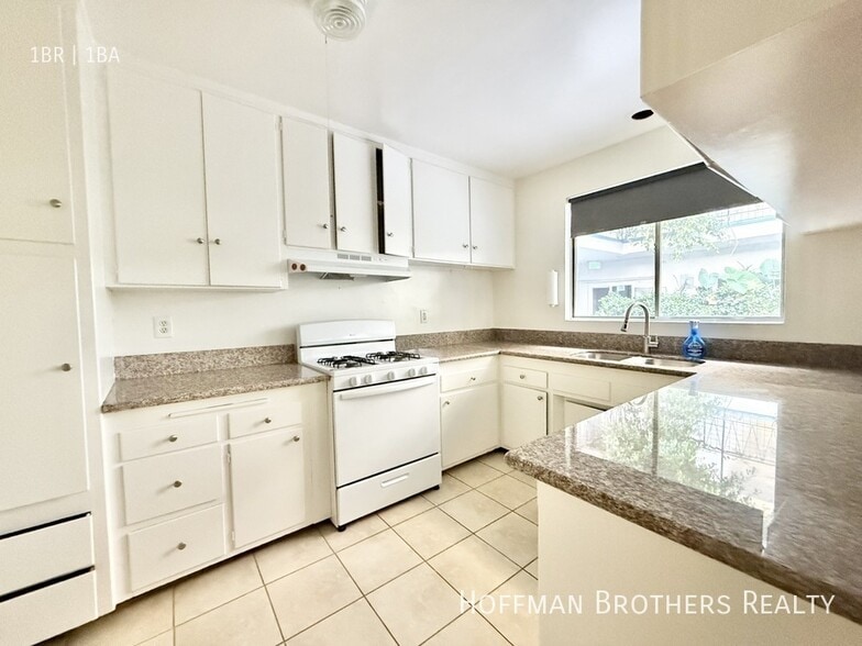 Building Photo - 4033 Sunset Blvd