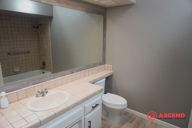 Building Photo - Beautiful 3 Bedroom Home Located in the Southwest!