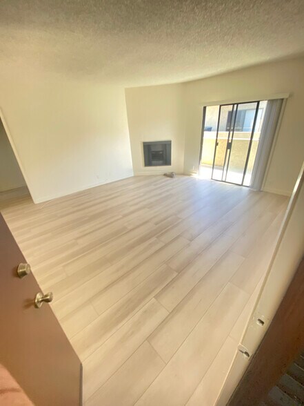 Building Photo - 14942 Burbank Blvd