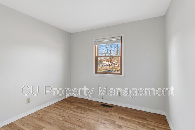 Building Photo - 1903 Sumac Dr