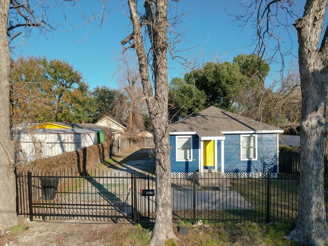 Building Photo - 4826 Bristol St