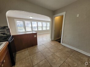 Building Photo - Four bedroom home on Indianola Ave with la...