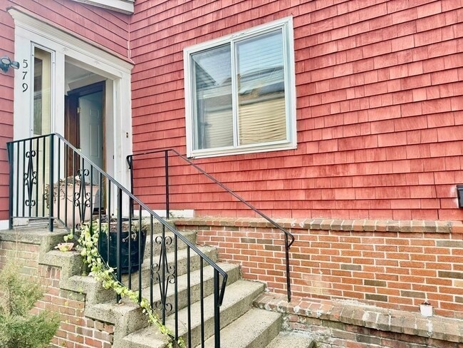 Building Photo - 579 Bennington St